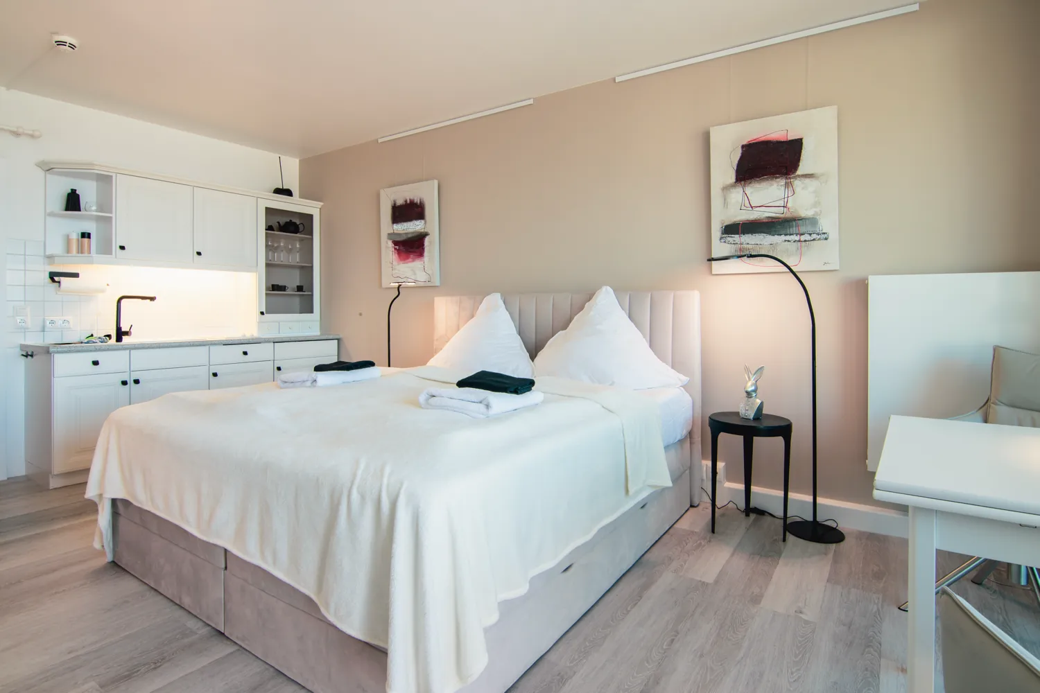 Gemütliches Boxspringbett im Fjord Panorama